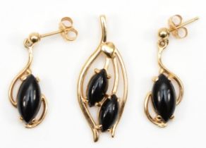 A 14k gold onyx drop earrings, 21mm, and matching pendant, 3.5gm.