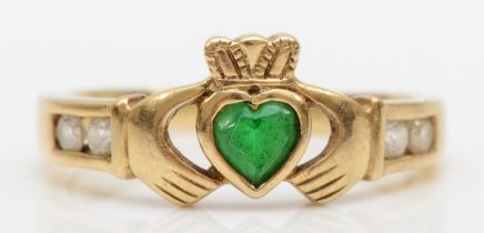 A 9ct gold paste stone Claddagh ring, K, 2gm.