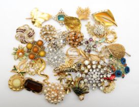 A group of vintage brooches to include enamel examples.