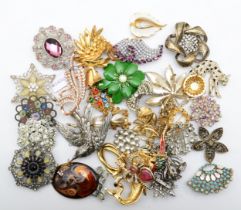 A collection of modern paste set brooches to include rhinestone.