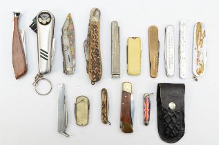 A collection of vintage and modern pen knives.