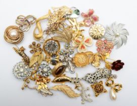 A collection of modern brooches to include a Sarah Coventry example.