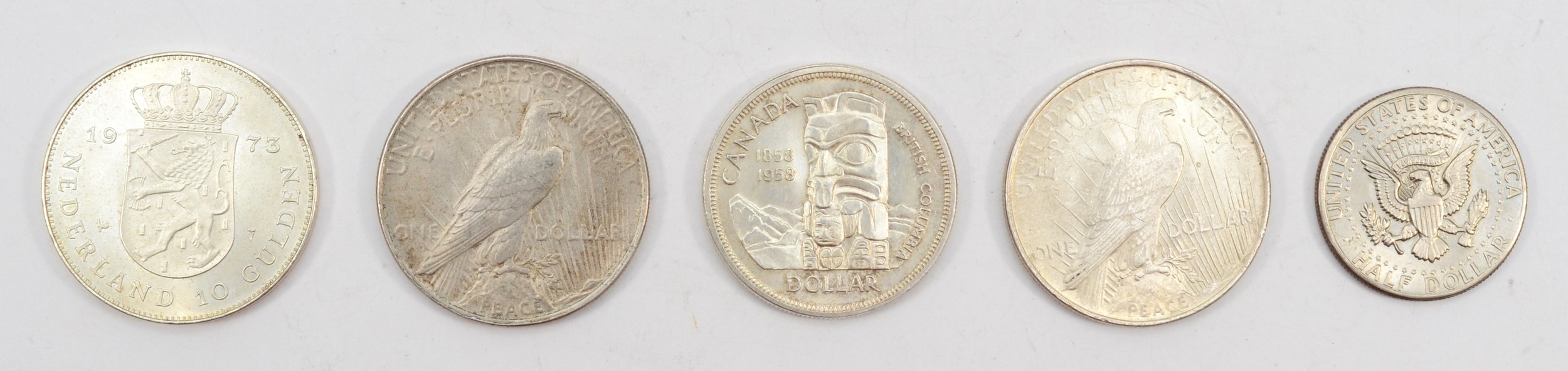 Two 1922 silver low relief peace dollars, a 1972 Kennedy half dollar, a silver Canadian totem pole - Image 4 of 8