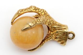 A 9ct gold agate claw pendant, 25 x 16mm, 7.9gm.
