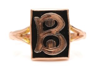 A 9ct rose gold gents signet ring, Q, 2.3gm.
