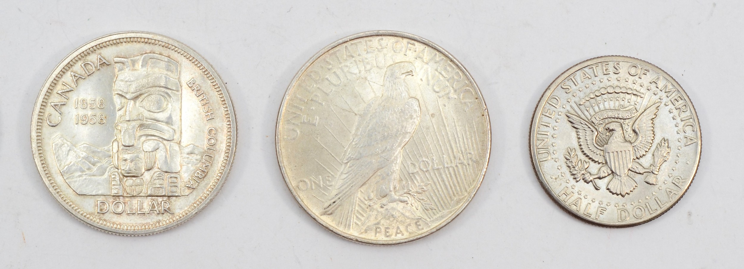 Two 1922 silver low relief peace dollars, a 1972 Kennedy half dollar, a silver Canadian totem pole - Image 6 of 8