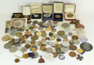 A collection of cased and loose commemorative coinage and other medallions.