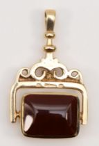 A 9ct gold carnelian and onyx swivel fob, 30 x 20mm, 5.6gm.