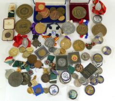 A group of commemorative medals and reproduction military challenge coins.