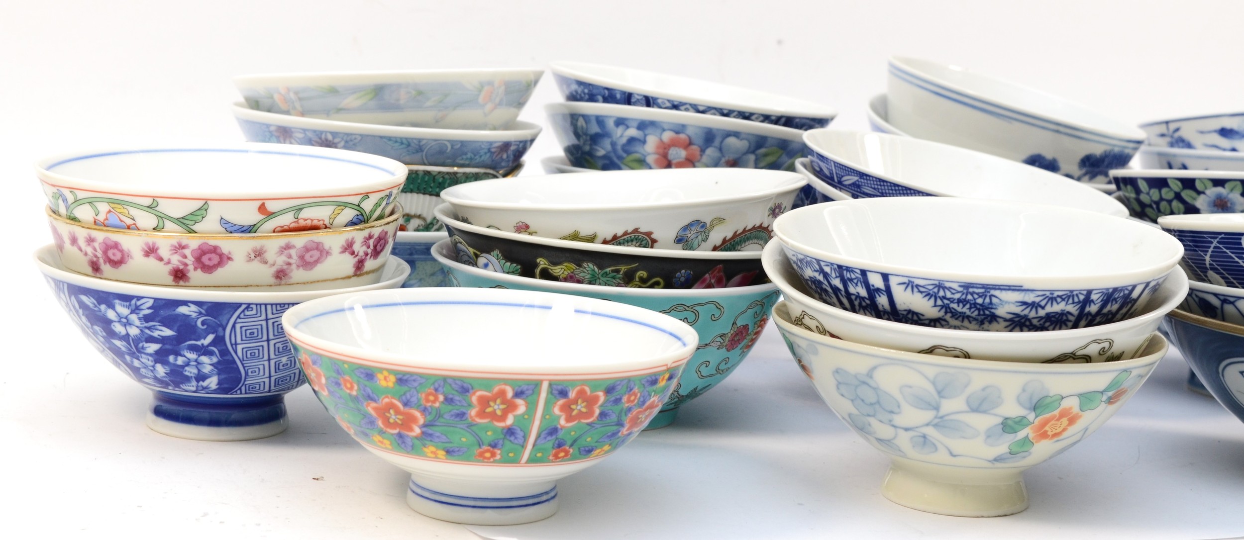 A collection of 20th century Chinese tea bowls. - Image 4 of 6