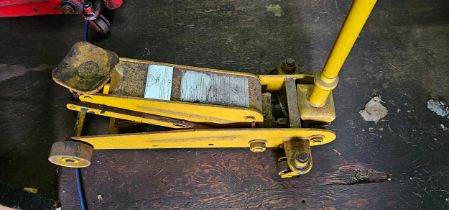 A Major 2 ton trolly jack