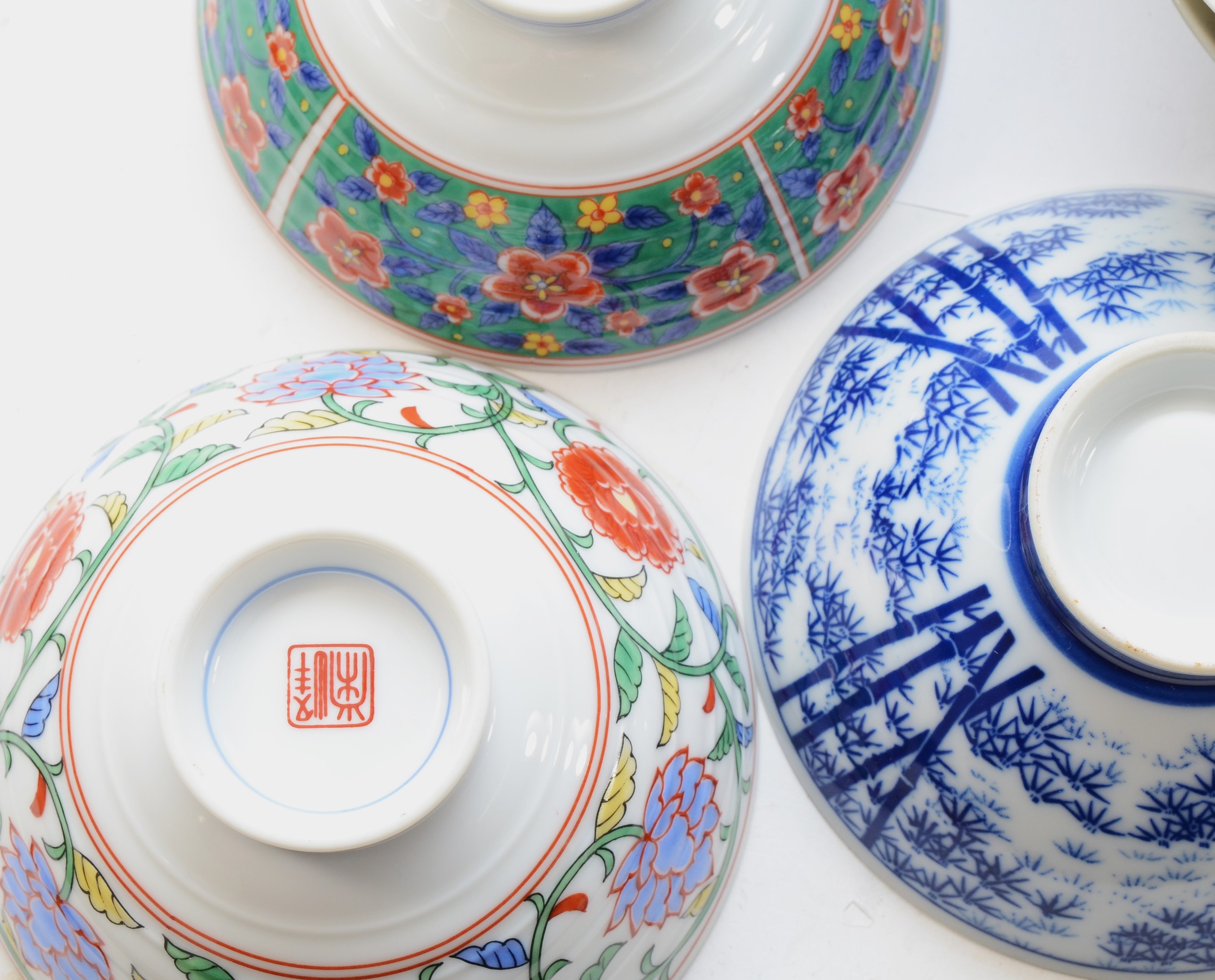 A collection of 20th century Chinese tea bowls. - Image 5 of 6