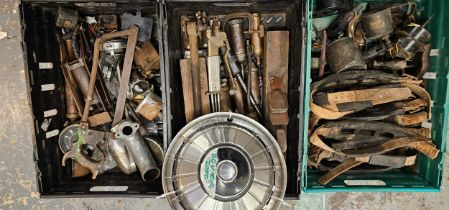 An autojumble lot to include snow grips, grease guns and Rover 2000 wheel trims.