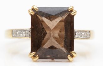 A 9ct gold scissor cut smokey quartz cocktail ring, with diamonds set to the shoulders, K - L, 2.