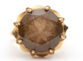 A vintage 9ct gold smokey quartz cocktail ring, L, 4.1gm.