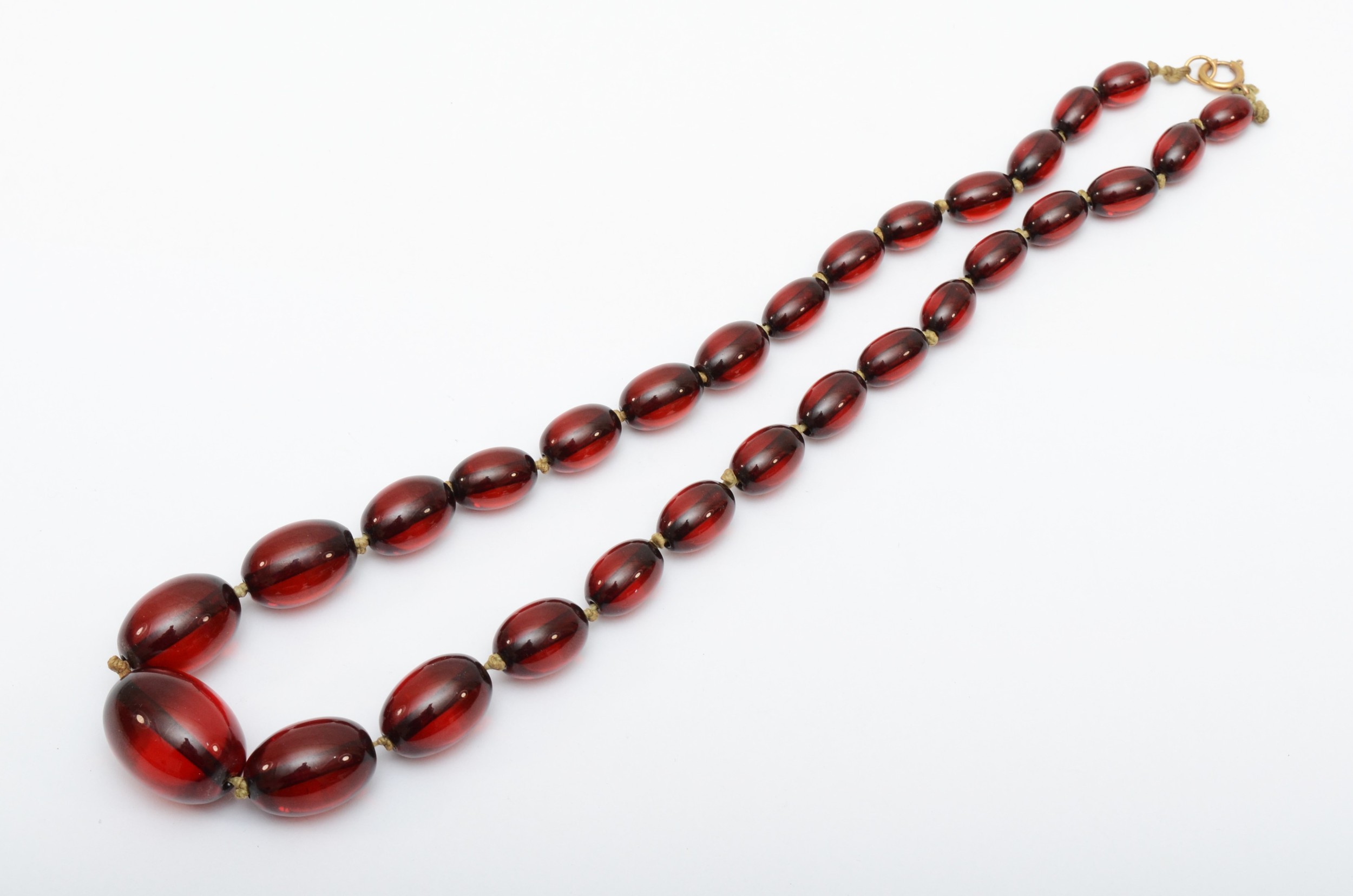 An amber Bakelite bead necklace, largest bead 28 x 20mm, 54gm