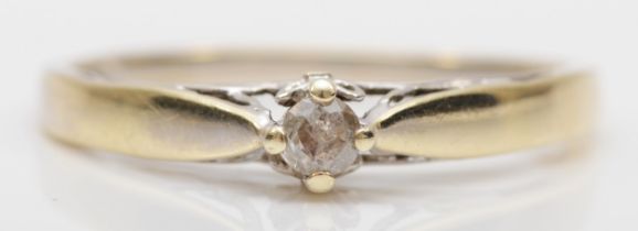A 9ct white gold brilliant cut diamond solitaire ring, U, 1.8gm.