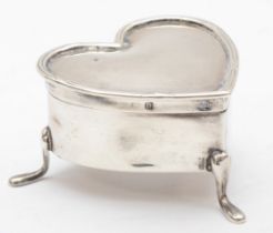 A silver heart shape trinket box, Birmingham 1912, raised on three pad feet, 5.5 x 6 x 3.5cm