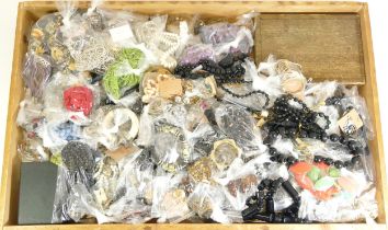 A tray of costume jewellery