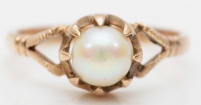 A 9ct gold cultured pearl dress ring, O-P, 2.2gm.