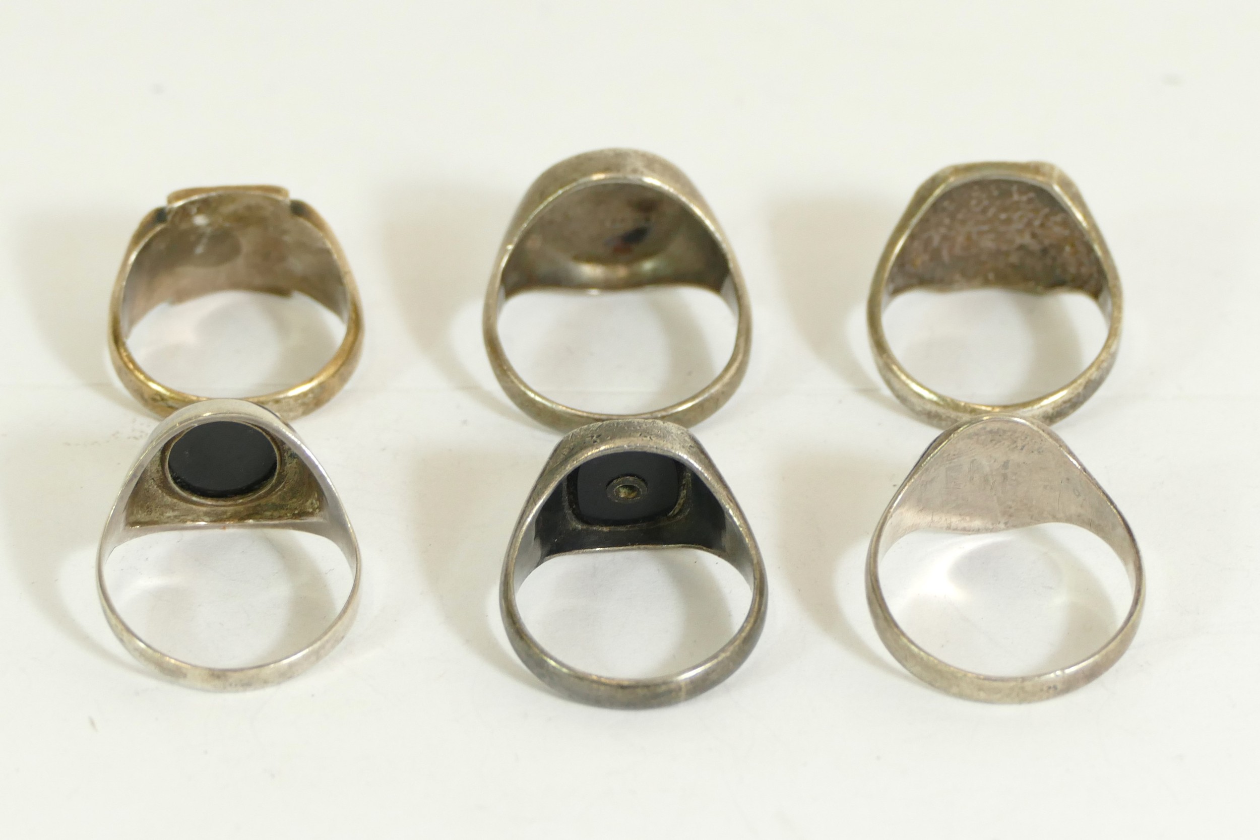 Six vintage silver signet rings, Q - T, 36gm - Image 2 of 2