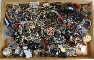 Approximately 10kg of costume jewellery.