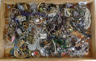 Approximately 10kg of costume jewellery.