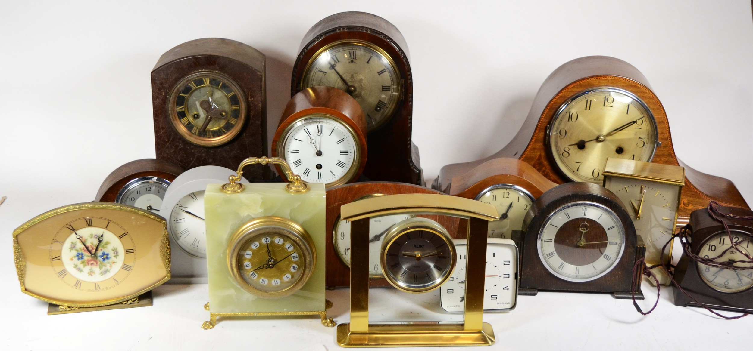 A collection of mid 20th century and later mantel clocks, having manual and quartz movements, in - Image 2 of 3