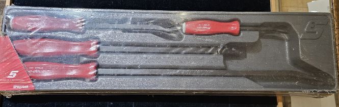 A Snap-on pry bar set, SPBS704R, unused