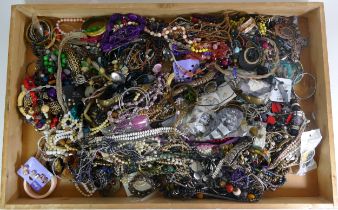 Approximately 10kg of costume jewellery.