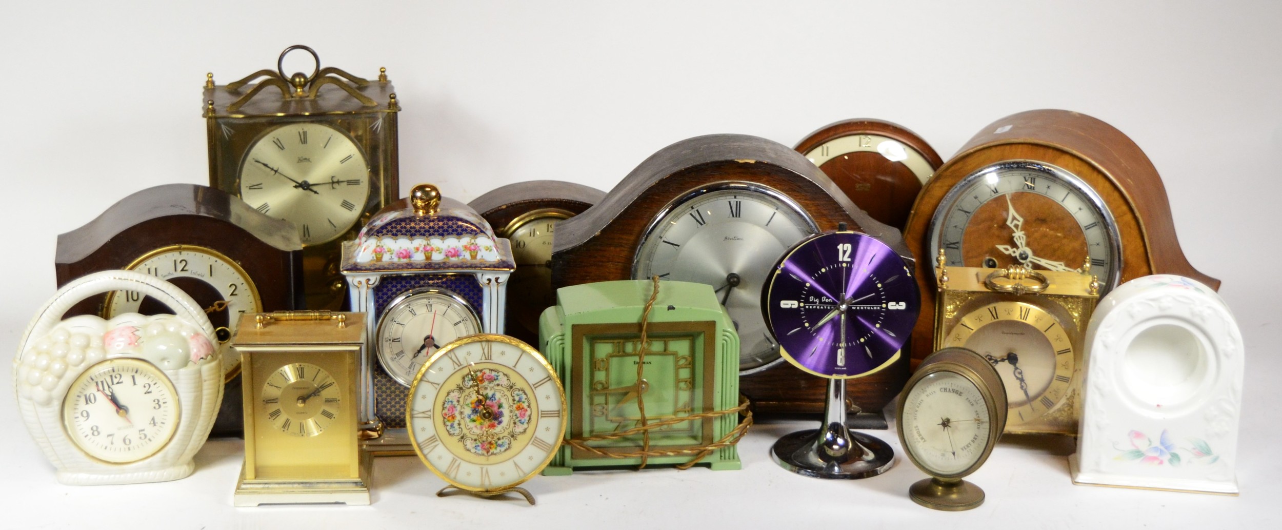 A collection of mid 20th century and later mantel clocks, having manual and quartz movements, in - Image 3 of 3