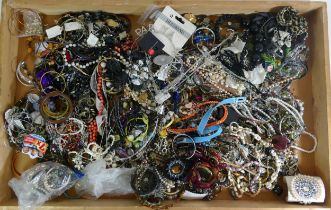 Approximately 10kg of costume jewellery.