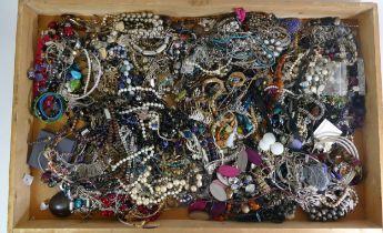 Approximately 10kg of costume jewellery.