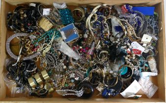 Approximately 10kg of costume jewellery.