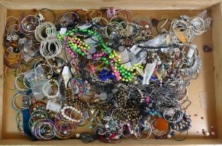 Approximately 10kg of costume jewellery.