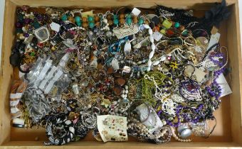 Approximately 10kg of costume jewellery.