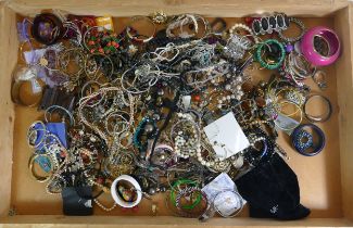 Approximately 10kg of costume jewellery.