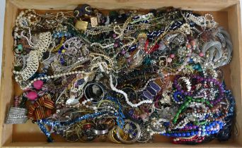 Approximately 10kg of costume jewellery.