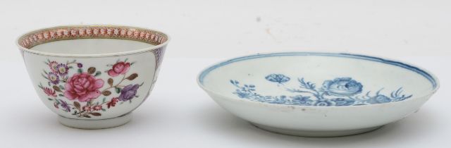 A Worcester/Caughley shallow dish, with butterfly decoration, 12cm and a New Hall tea bowl (2)