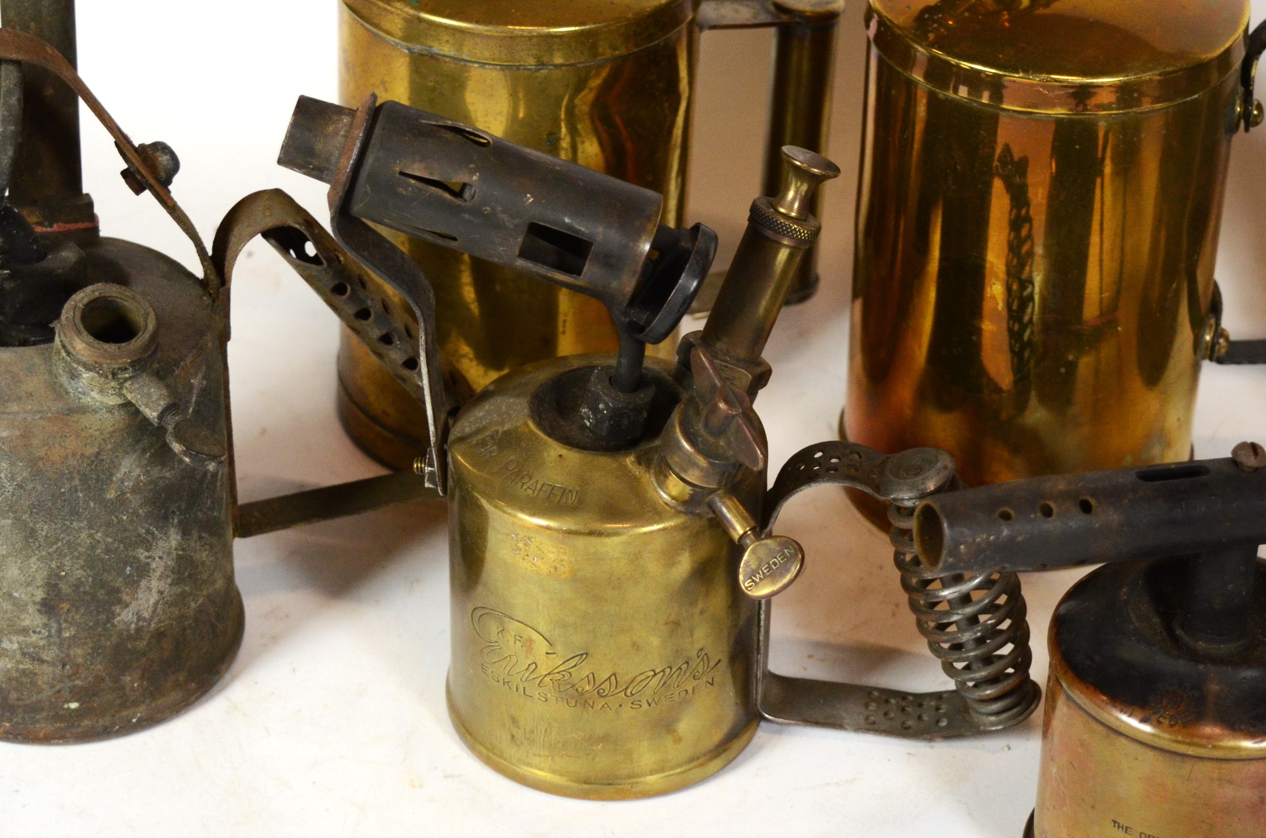 A collection of early 20th century brass blow torches. - Bild 2 aus 2