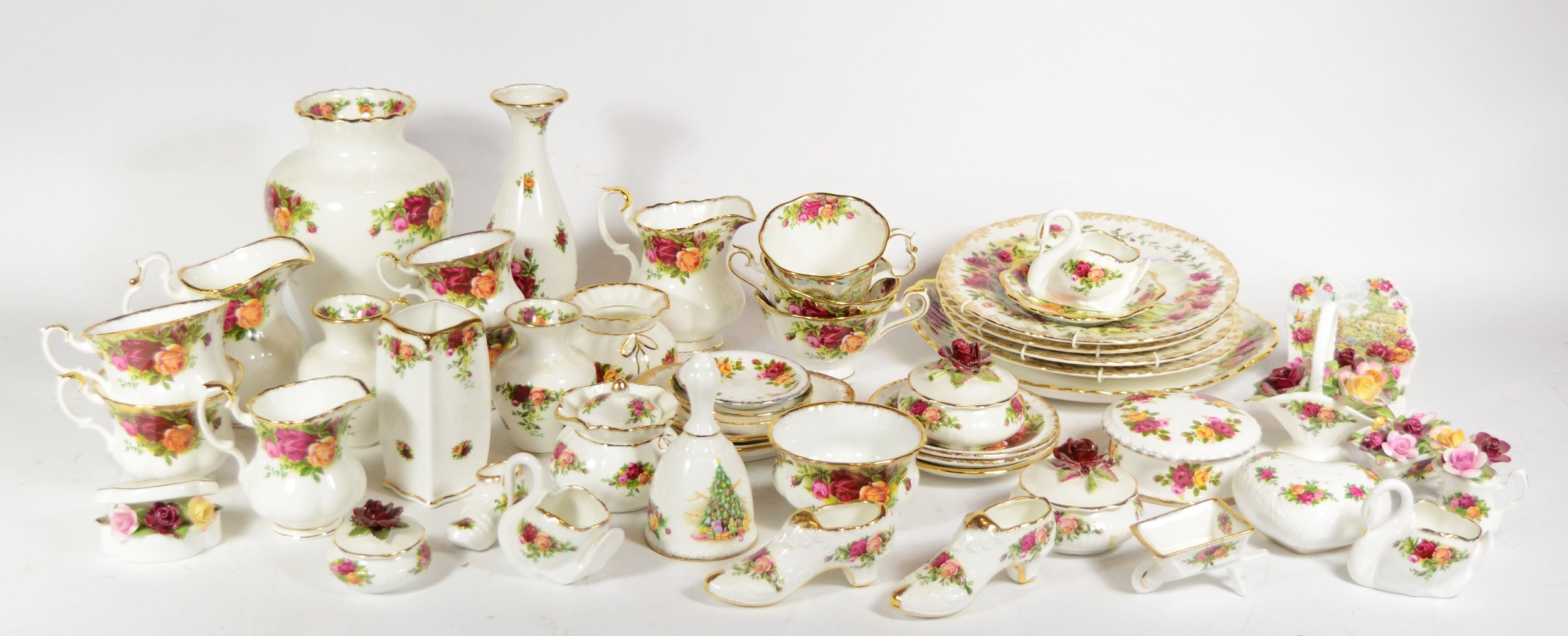 Four boxes of assorted Royal Albert bone china dinnerwares to include Old Country Roses, Sweet Pea - Bild 4 aus 6