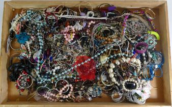 Approximately 10kg of costume jewellery.