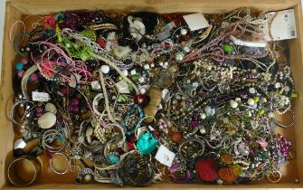 Approximately 10kg of costume jewellery.