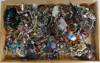 Approximately 10kg of costume jewellery.