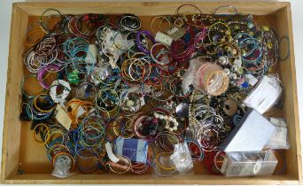 Approximately 10kg of costume jewellery.