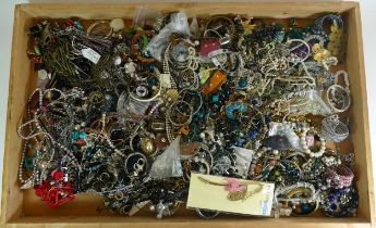 Approximately 10kg of costume jewellery.