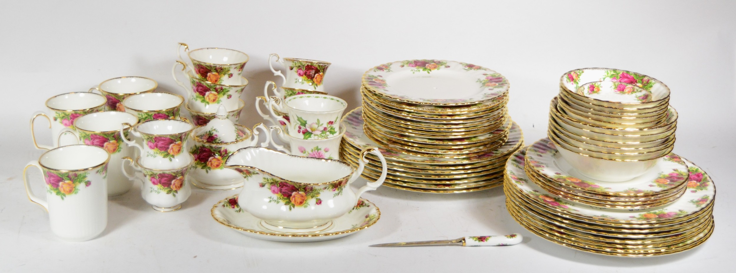 Four boxes of assorted Royal Albert bone china dinnerwares to include Old Country Roses, Sweet Pea - Bild 6 aus 6