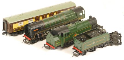 Tri-ang, two 00 gauge locomotives, R59, R259, with a Hornby Pullman carriage.