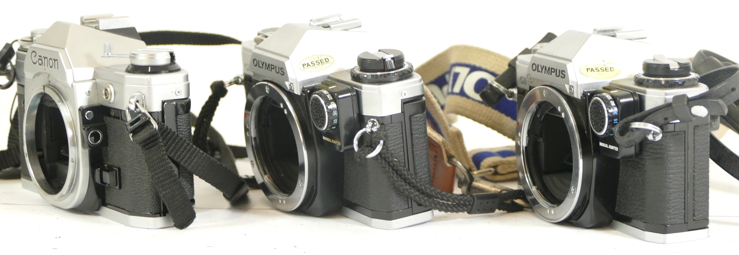 Three assorted cameras to comprising of two Olympus OM10 camera bodies and a Canon AE-1 camera - Image 2 of 2