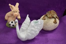 Three assorted figures including a Lladro swan, a The Potting Shed 'Gecko on a stone' and a